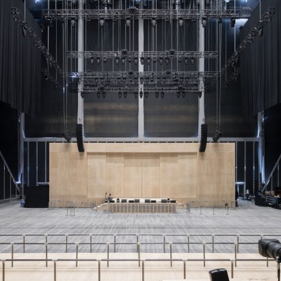 David Rockwell inserts huge plywood box into The Shed for inaugural concert