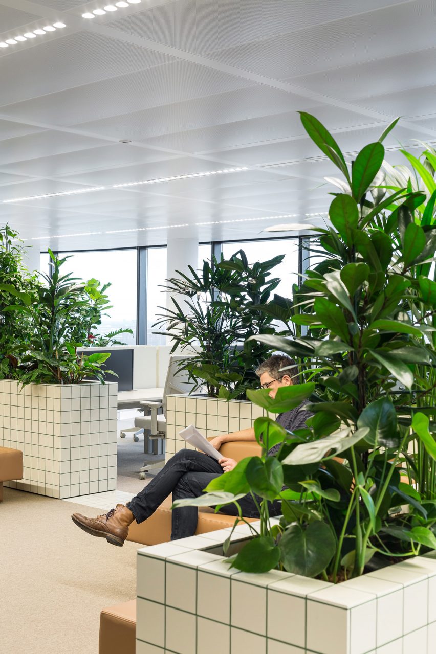 Synchroon office interiors designed by Space Encounters
