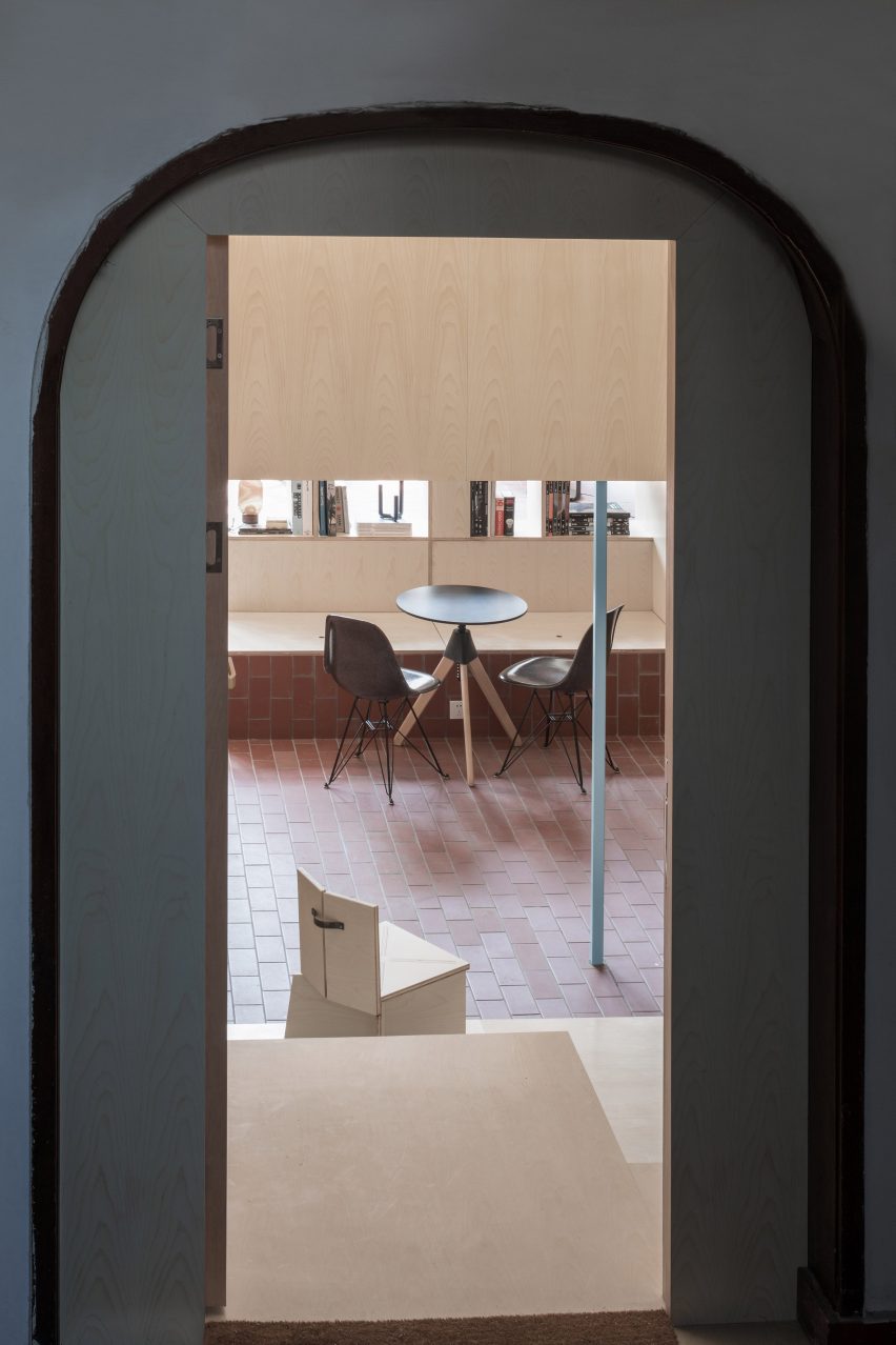 U-shape Room by Atelier Tao+C