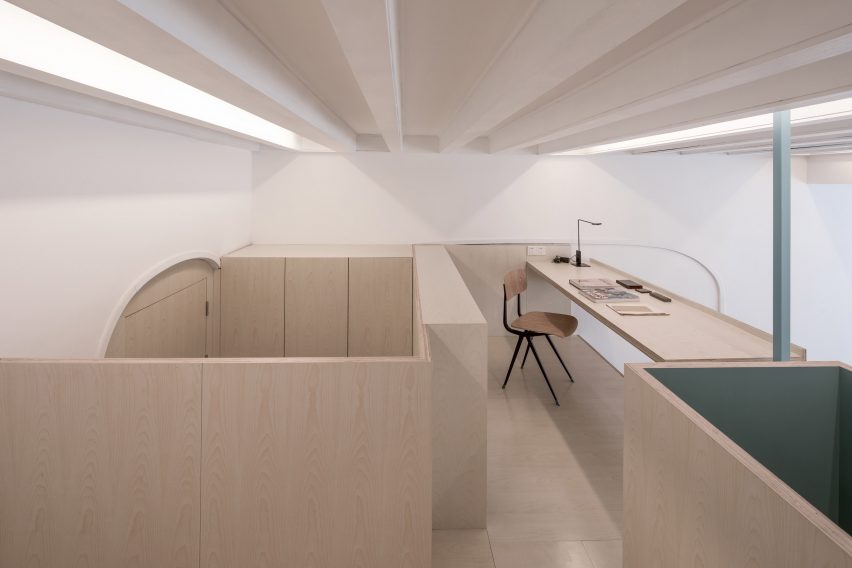 U-shape Room by Atelier Tao+C