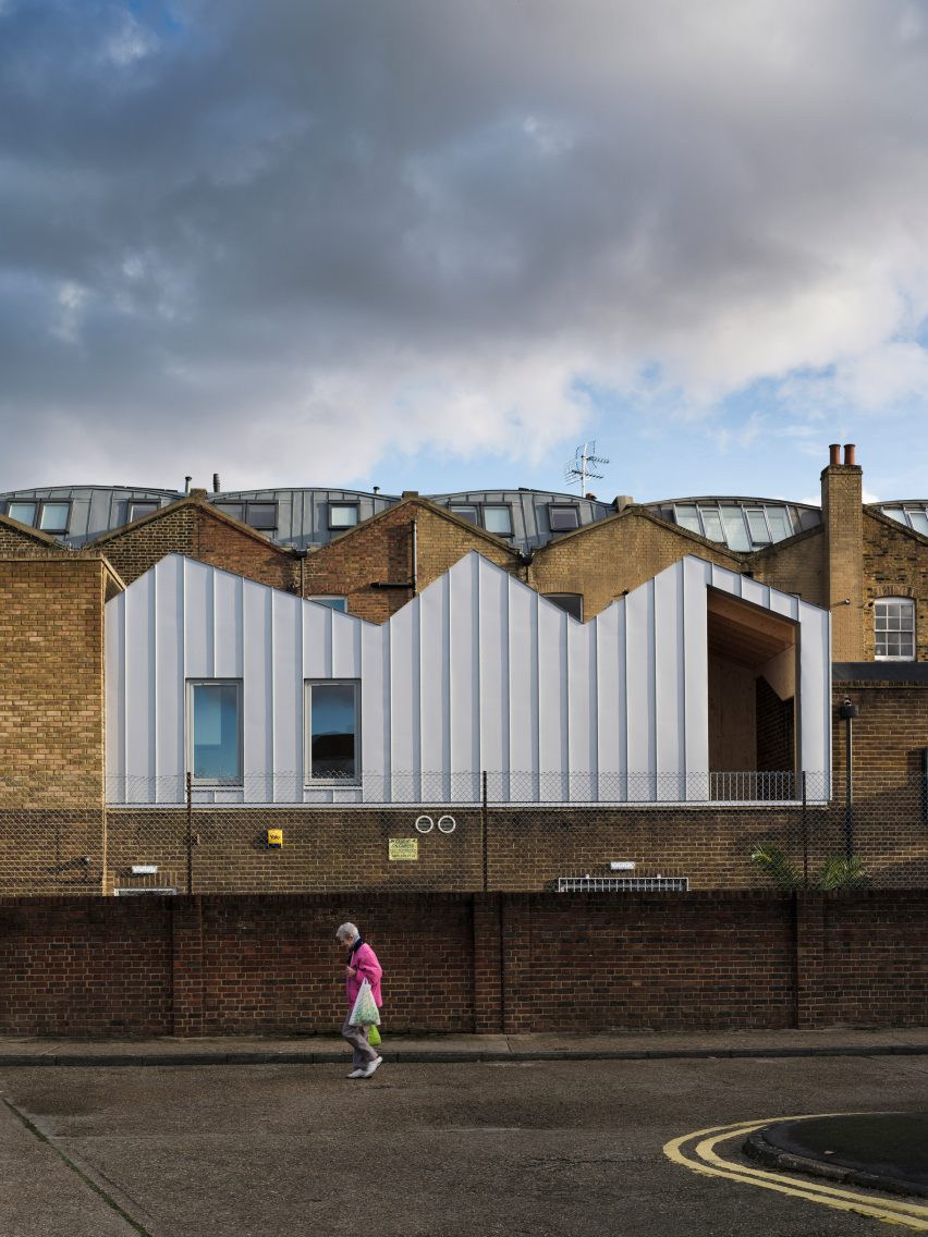 6 Broadway Market Mews by Delvendahl Martin Architects