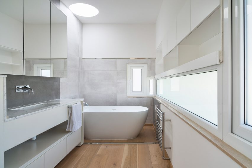 The Coach House by AP Valletta