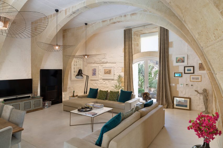 The Coach House by AP Valletta