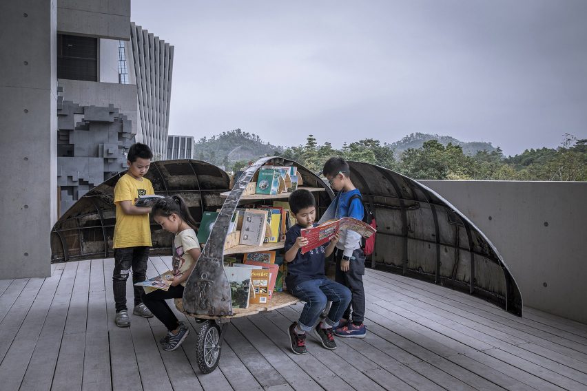 LUO Studio designs a children's microlibrary from recycled abandoned bicycles