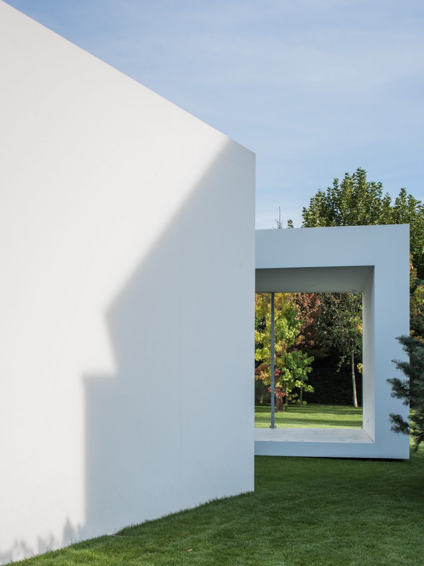 Moving terrace connects with living spaces at Robert Konieczny's Quadrant House