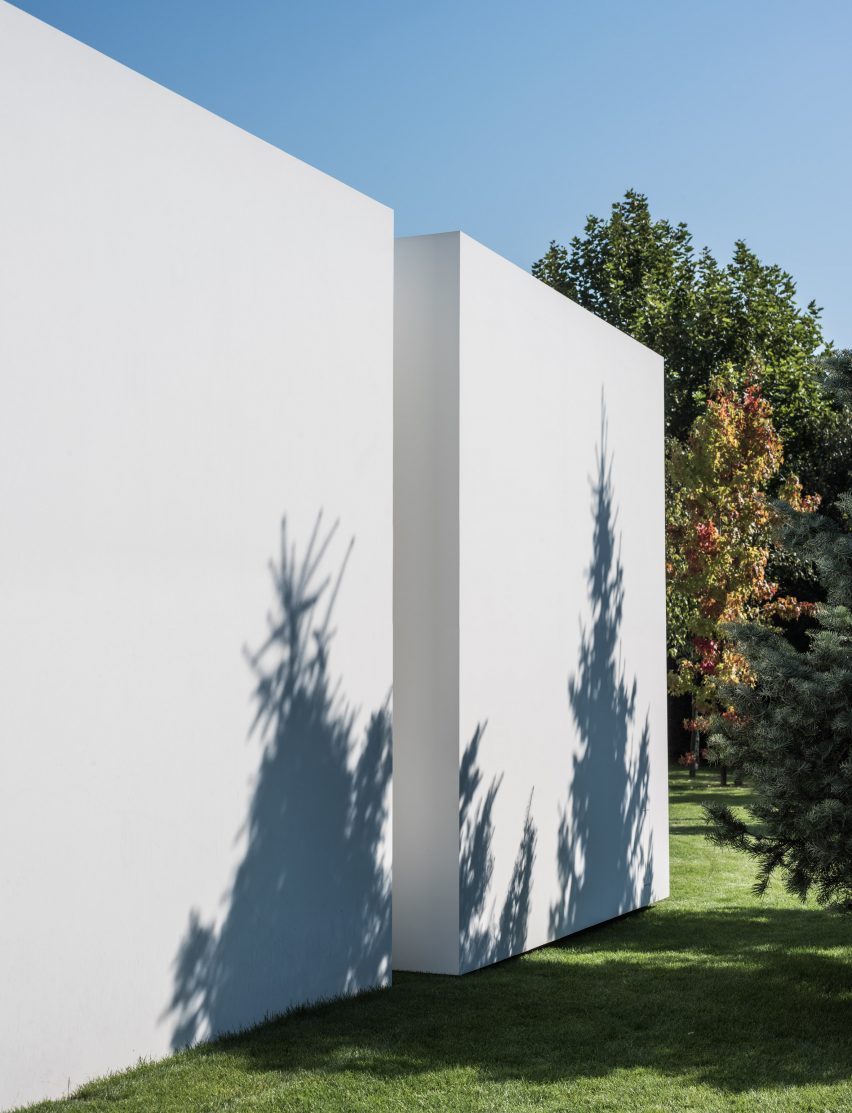 Moving terrace connects with living spaces at Robert Konieczny's Quadrant House