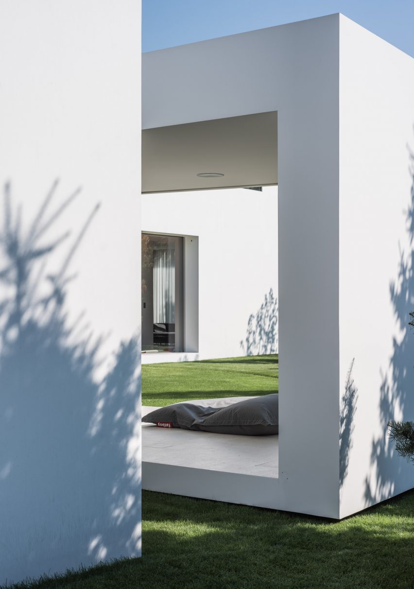 Moving terrace connects with living spaces at Robert Konieczny's Quadrant House