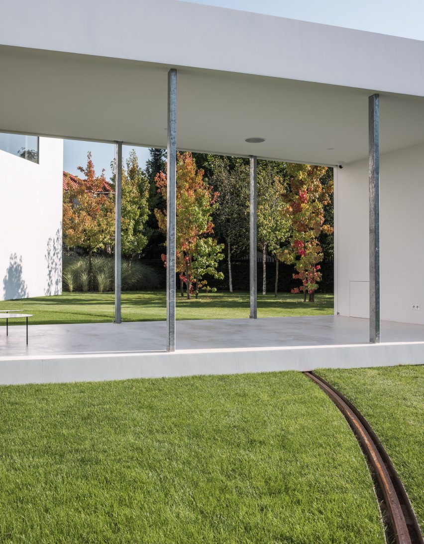 Moving terrace connects with living spaces at Robert Konieczny's Quadrant House
