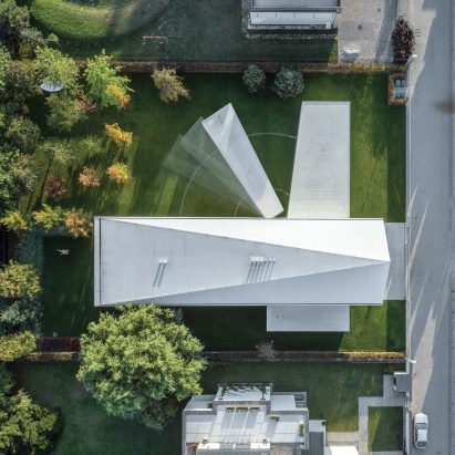 Moving terrace connects with living spaces at Robert Konieczny's Quadrant House
