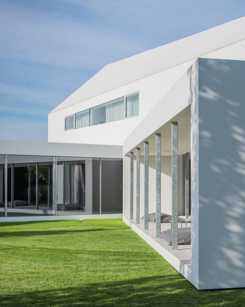 Moving terrace connects with living spaces at Robert Konieczny's Quadrant House