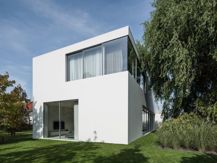 Moving terrace connects with living spaces at Robert Konieczny's Quadrant House