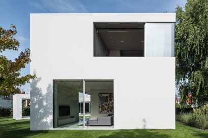 Moving terrace connects with living spaces at Robert Konieczny's Quadrant House