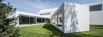 Moving terrace connects with living spaces at Robert Konieczny's Quadrant House