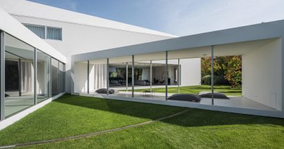 Moving terrace connects with living spaces at Robert Konieczny's Quadrant House