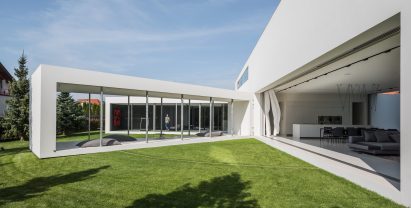 Moving terrace connects with living spaces at Robert Konieczny's Quadrant House