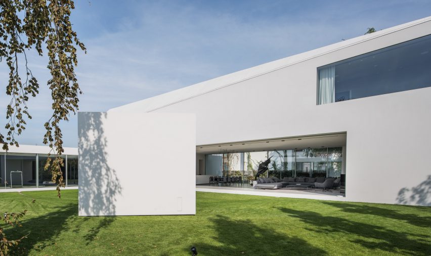 Moving terrace connects with living spaces at Robert Konieczny's Quadrant House