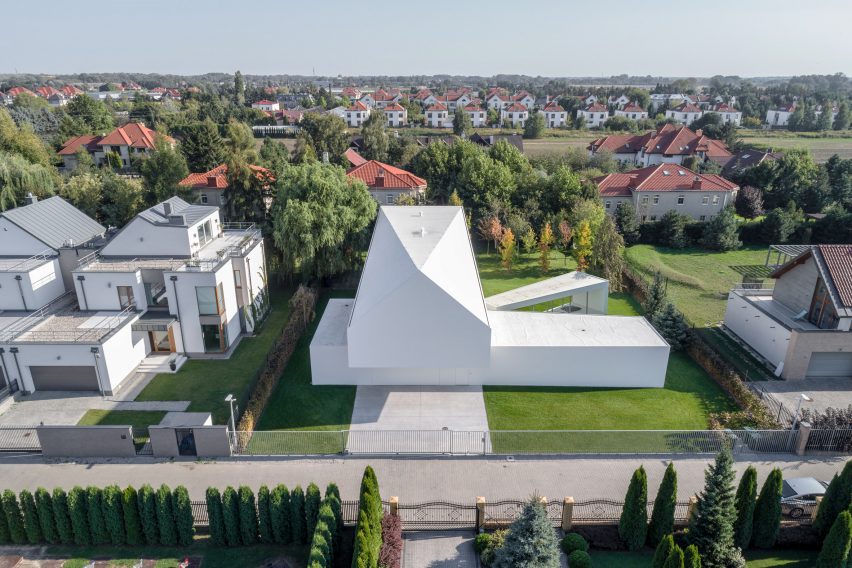 Moving terrace connects with living spaces at Robert Konieczny's Quadrant House