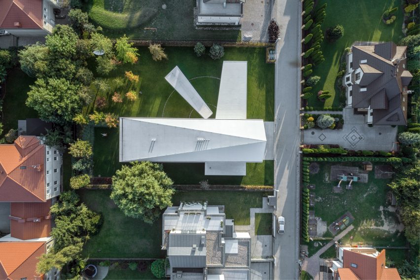 Moving terrace connects with living spaces at Robert Konieczny's Quadrant House