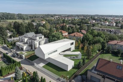 Moving terrace connects with living spaces at Robert Konieczny's Quadrant House