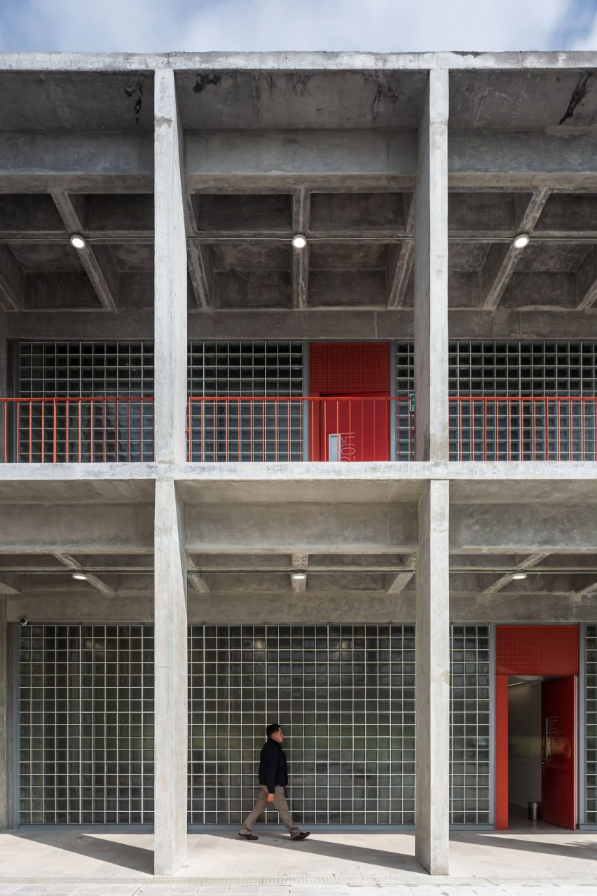 Escuela Bancaria y Comercial (EBC) school in Aguascalientes, Mexico by Ignacio Urquiza Arquitectos