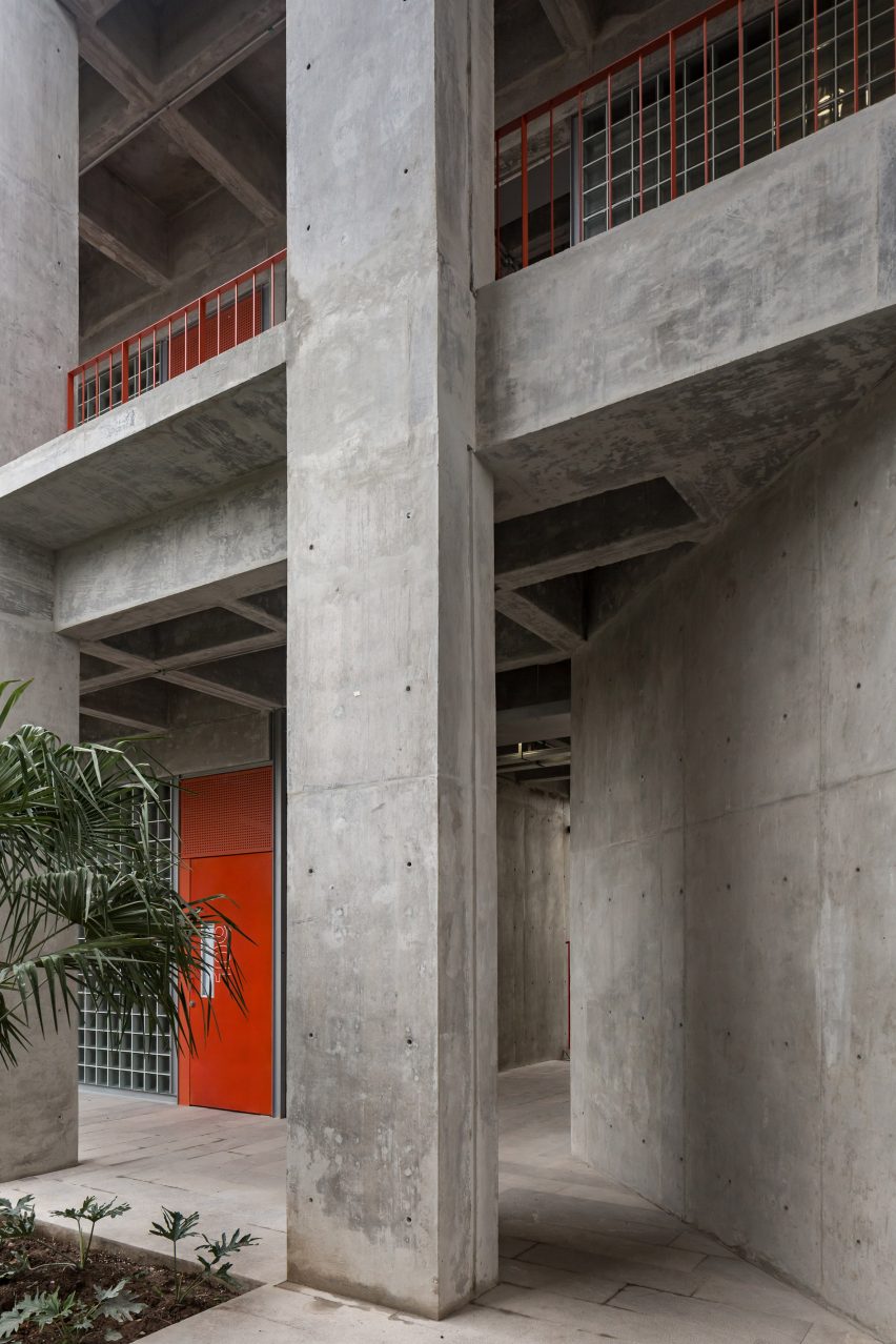 Escuela Bancaria y Comercial (EBC) school in Aguascalientes, Mexico by Ignacio Urquiza Arquitectos