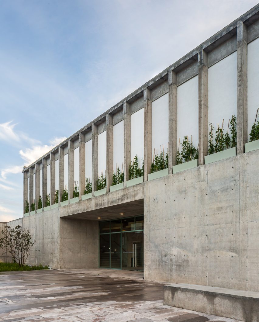 Escuela Bancaria y Comercial (EBC) school in Aguascalientes, Mexico by Ignacio Urquiza Arquitectos