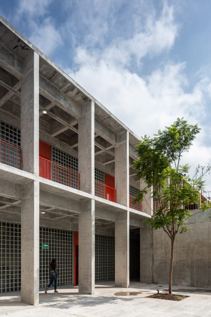 Escuela Bancaria y Comercial (EBC) school in Aguascalientes, Mexico by Ignacio Urquiza Arquitectos