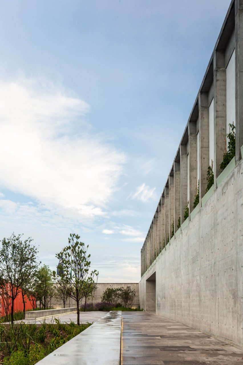 Escuela Bancaria y Comercial (EBC) school in Aguascalientes, Mexico by Ignacio Urquiza Arquitectos