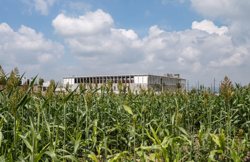 Escuela Bancaria y Comercial (EBC) school in Aguascalientes, Mexico by Ignacio Urquiza Arquitectos