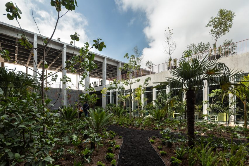 Escuela Bancaria y Comercial (EBC) school in Aguascalientes, Mexico by Ignacio Urquiza Arquitectos