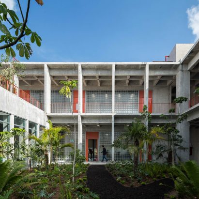 Escuela Bancaria y Comercial (EBC) school in Aguascalientes, Mexico by Ignacio Urquiza Arquitectos