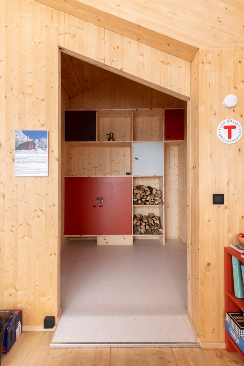 Fuglemyrhytta self-service cabin overlooking the Oslofjord in Norway by Snøhetta
