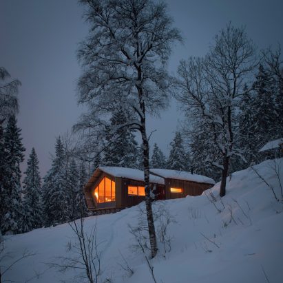 Fuglemyrhytta self-service cabin overlooking the Oslofjord in Norway by Snøhetta