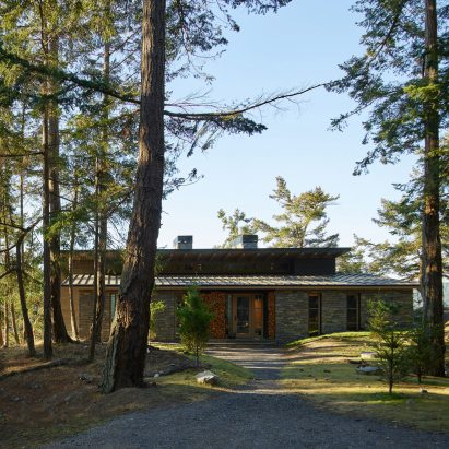 Hillside Sanctuary by Hoedemaker Pfeiffer offers elevated views of coastal Washington