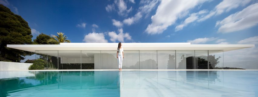 Fran Silvestre Arquitectos builds glass-box Hoffman House with a walkable roof