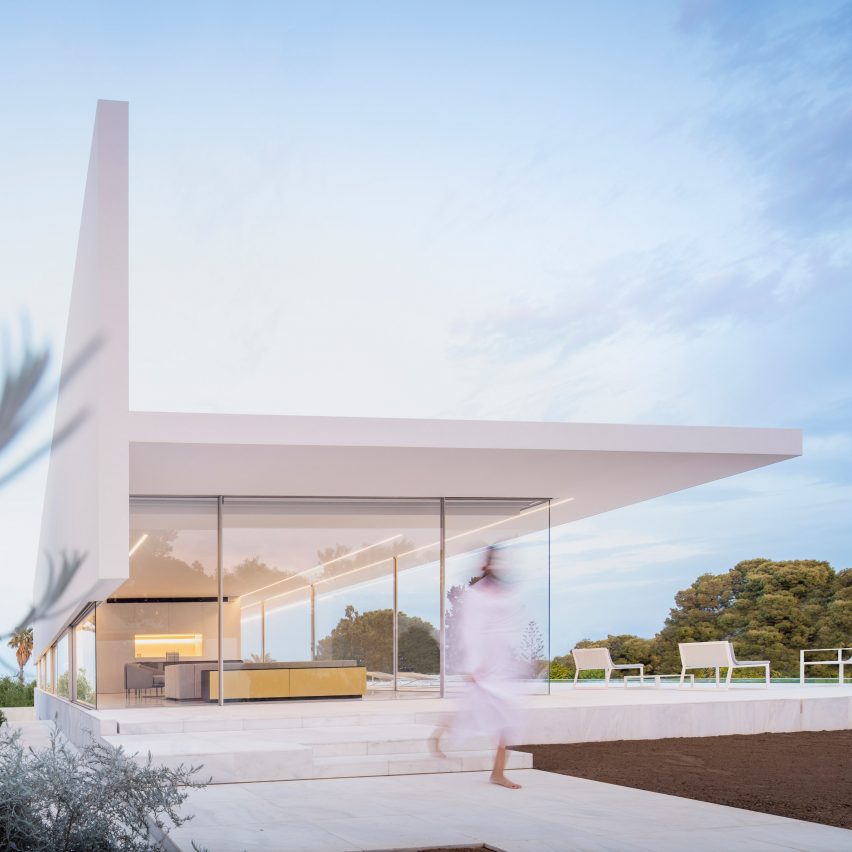 Fran Silvestre Arquitectos builds glass-box Hoffman House with a walkable roof