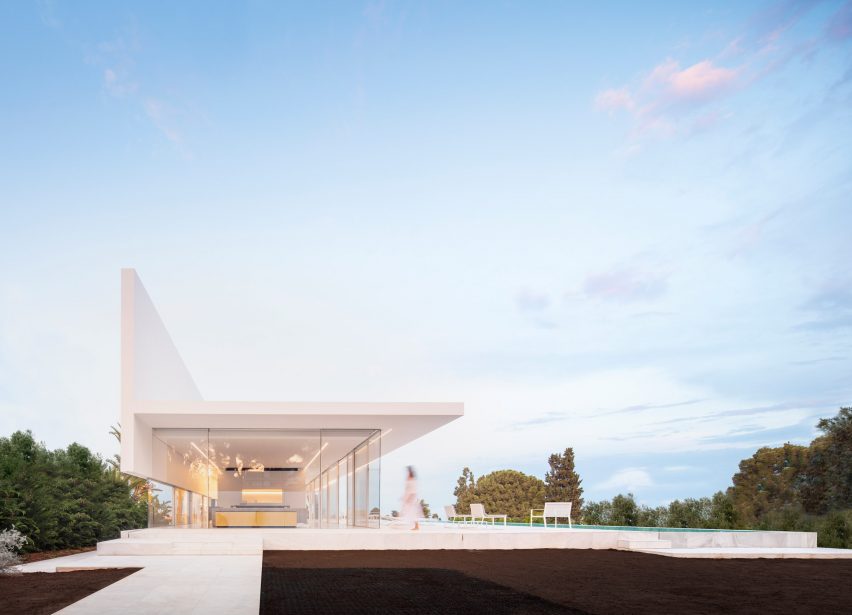 Fran Silvestre Arquitectos builds glass-box Hoffman House with a walkable roof