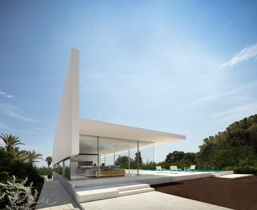 Fran Silvestre Arquitectos builds glass-box Hoffman House with a walkable roof