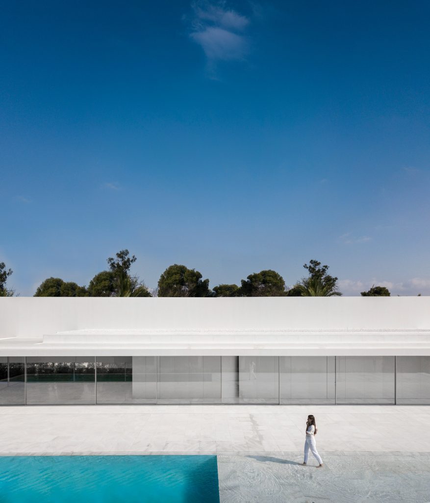 Fran Silvestre Arquitectos builds glass-box Hoffman House with a walkable roof