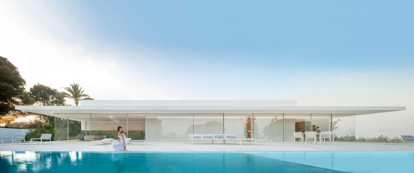 Fran Silvestre Arquitectos builds glass-box Hoffman House with a walkable roof