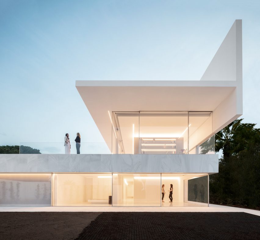Fran Silvestre Arquitectos builds glass-box Hoffman House with a walkable roof