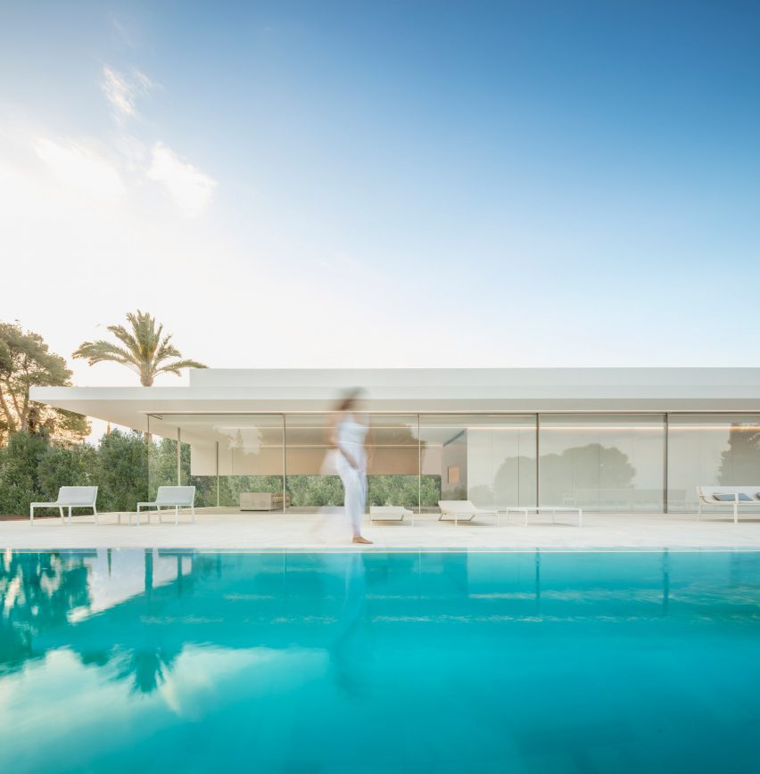 Fran Silvestre Arquitectos builds glass-box Hoffman House with a walkable roof