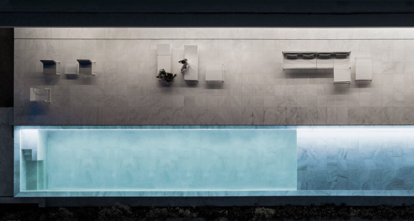 Fran Silvestre Arquitectos builds glass-box Hoffman House with a walkable roof
