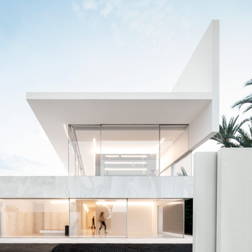 Fran Silvestre Arquitectos builds glass-box Hoffman House with a walkable roof