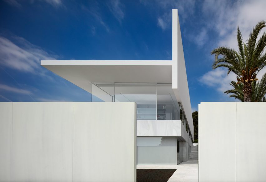 Fran Silvestre Arquitectos builds glass-box Hoffman House with a walkable roof