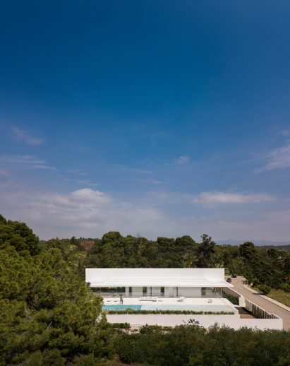 Fran Silvestre Arquitectos builds glass-box Hoffman House with a walkable roof