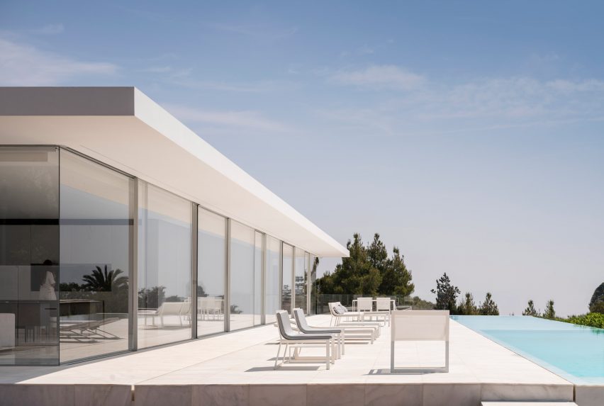 Fran Silvestre Arquitectos builds glass-box Hoffman House with a walkable roof