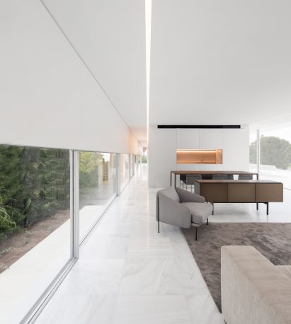 Fran Silvestre Arquitectos builds glass-box Hoffman House with a walkable roof