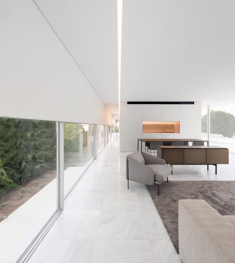 Fran Silvestre Arquitectos builds glass-box Hoffman House with a walkable roof