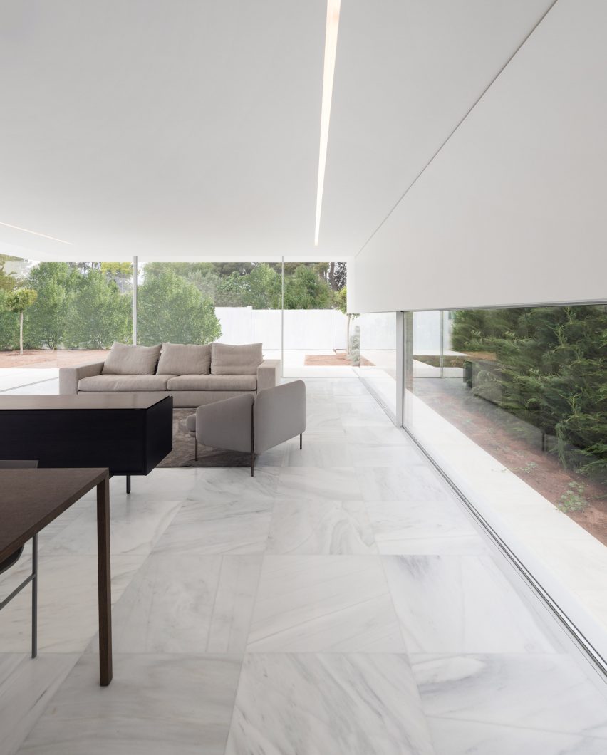 Fran Silvestre Arquitectos builds glass-box Hoffman House with a walkable roof